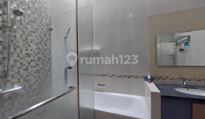 For Rent: 2-Story House in West Esplanade with 6 Bedrooms, Located in Grandwisata Cluster, Bekasi 2