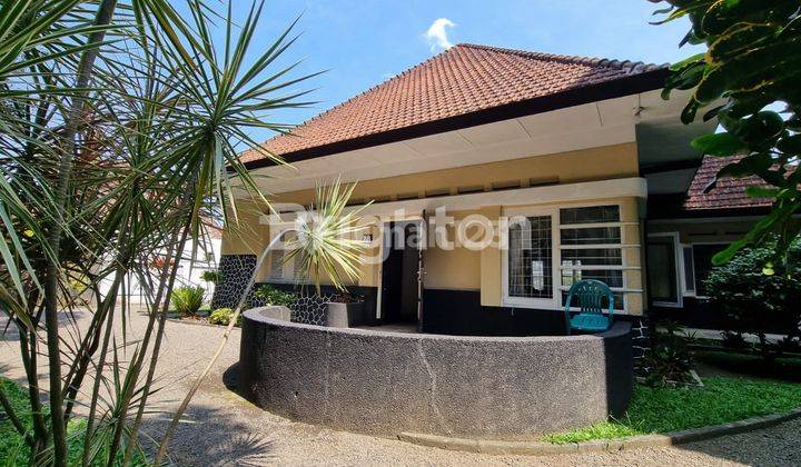 Rumah model Belanda luas depan sekolah Hwa In 1