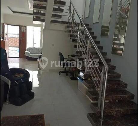 Rumah Cantik Full Renovasi Taman Surya 5