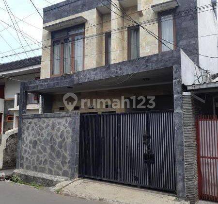 Rumah dijual di cikutra 2,5 lantai lokasi strategis siap huni 1