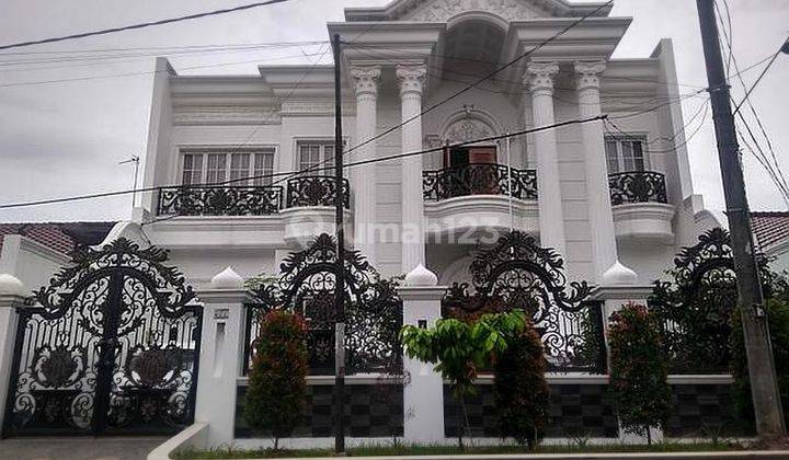 Dijual rumah klasik di Komplek Billy &amp; Moon 1