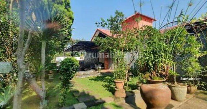 rumah villa nyaman teduh berpemandangan bukit berpohon di resor dago pakar 1