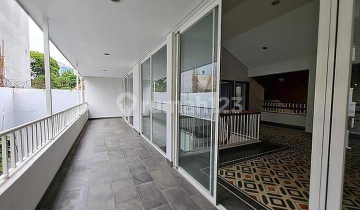 Rumah Siap Huni Kebayoran Baru Depan Taman Area Tenang Jalan Lebar Akses Mudah