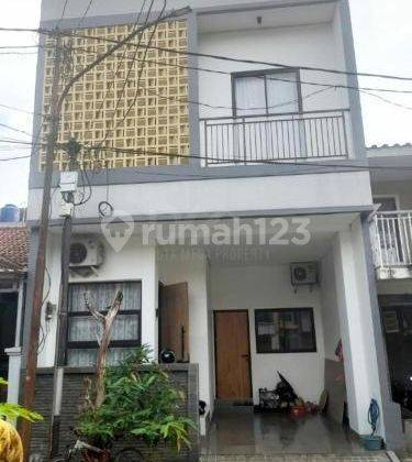 Rumah 2 lt semi furnished bangunan kokoh , SHM, rapi , Graha Raya 1