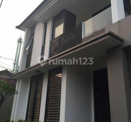 Di Rumah Di Bintaro, Hoek, Halaman Luas, 2 Lantai 1