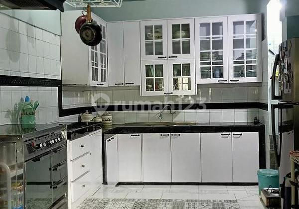 Rumah Bagus Terawat 3 Lantai Dalam Komplek Asri di Cinere Depok