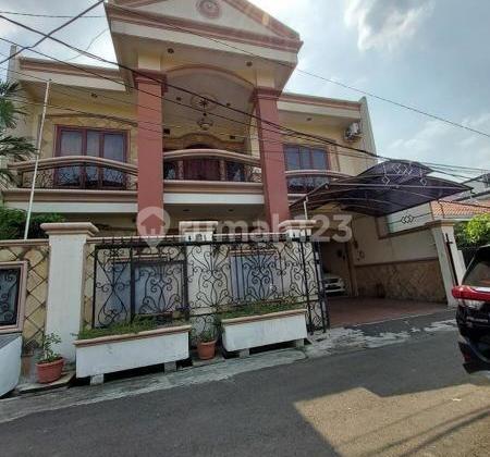 Luxury house in Pondok Bambu near detention center in Duren Sawit, East Jakarta