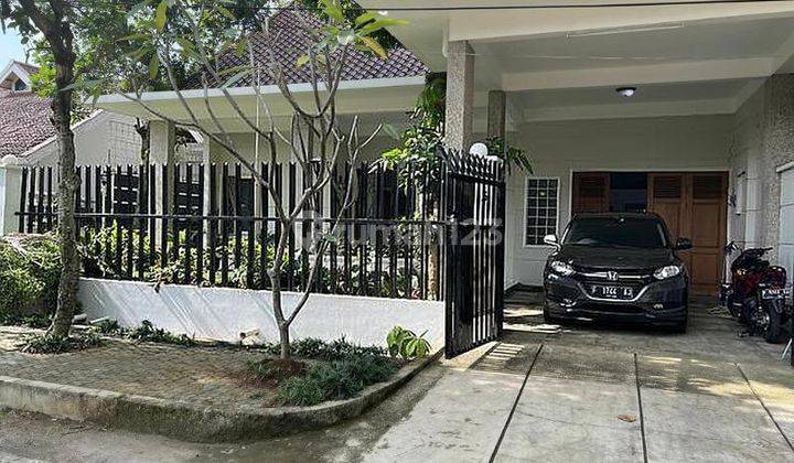  Rumah Semi Furnished Bagus Dengan Kolam Renang Di Tengah Kota 1