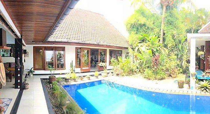 Rumah Dengan Kolam Renang Private Pool Di Taman Kencana 1