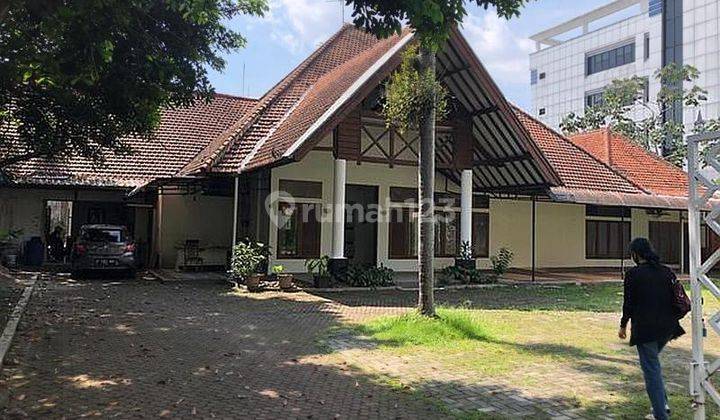 Rumah Model Belanda Dengan Kolam Renang Di Taman Kencana 