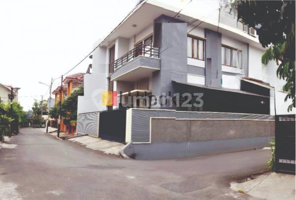 Rumah 3 Lantai Bagus Design Modern Letak Hook di Tomang Jakarta Barat