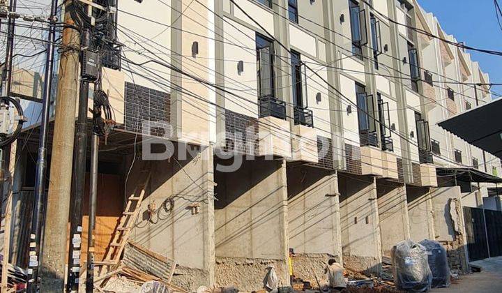 RUMAH BARU TAMAN RATU ATAU KEPA DURI MAS 3 LANTAI MINIMALIS MODERN ROW JALAN 2 MOBIL LEGA TIDAK PERNAH BANJIR LOKASI DEKAT SEKOLAH DAN PUSAT PERBELANJAAN 2