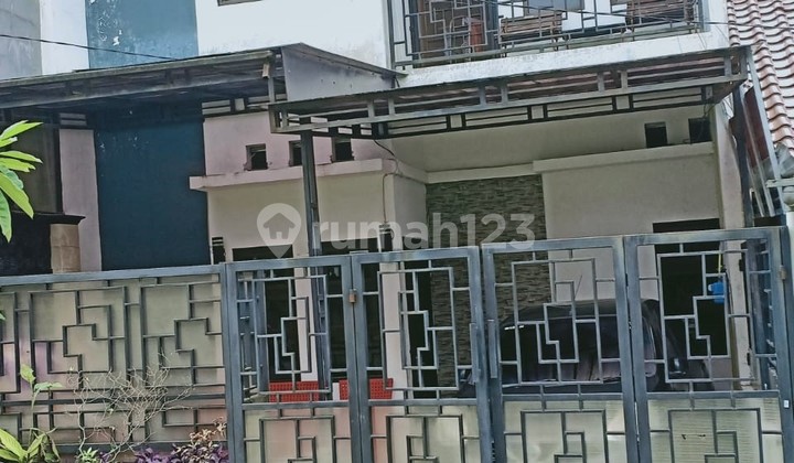 Rumah 2 Lantai Dalam Komplek Beji di Depok Jawa Barat