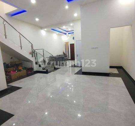 Rumah Mewah di Menceng Jakarta Barat Luas 240m2, 2 Lantai, Semi Furnished, SHM 2