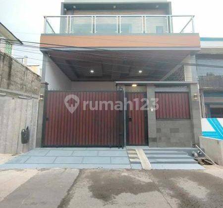 Rumah Mewah di Menceng Jakarta Barat Luas 240m2, 2 Lantai, Semi Furnished, SHM 1