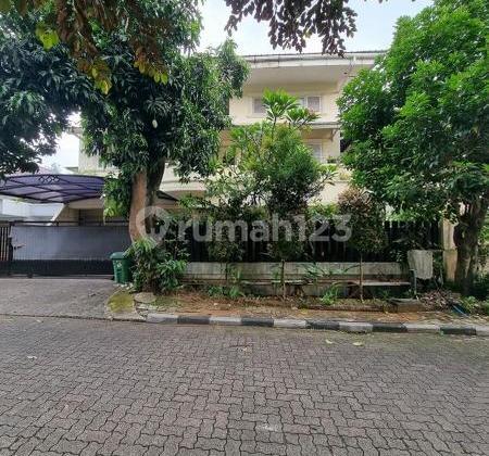A Comfortable and Lush Home in Villa Cinere Mas 2