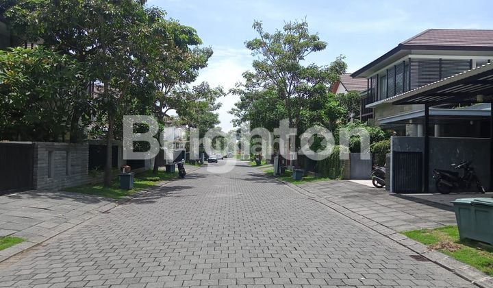 Quick Second Minimalist in Graha Natura! 2-Story House Fully Furnished and Prime Location! Near Citraland, Close to Pakuwon Indah and Pakuwon Mall, and Near Citraland! 2