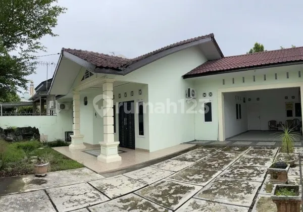 Rumah Dalam Komplek Perumahan Griya Nusa Tiga
