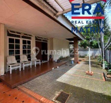 tampak depan rumah full furnish di cirendeu