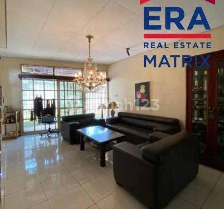 ruang keluarga rumah full furnish di cirendeu