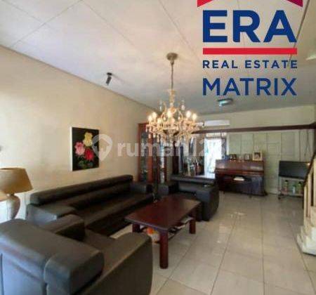 ruang keluarga rumah full furnish di cirendeu