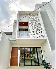 Rumah Hoek cantik 3 Lantai di Serpong, Tangerang selatan 1