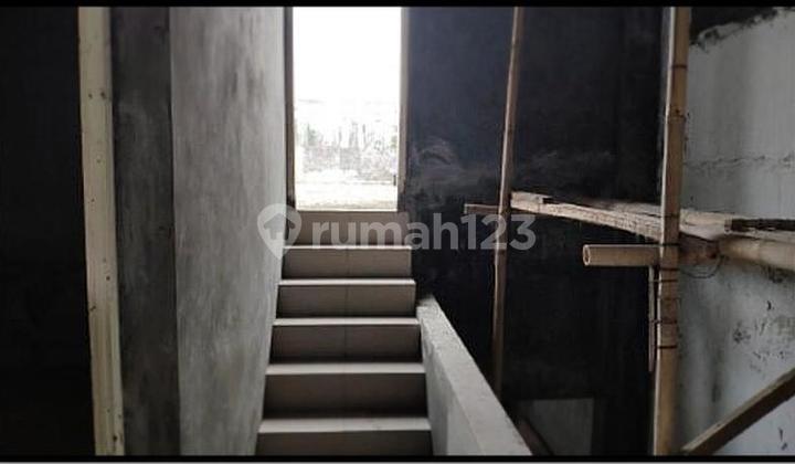 Rumah dalam tahap renov di Kemang Utara