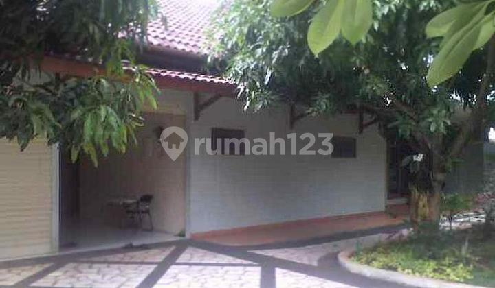 Ready-to-Occupy House with Swimming Pool, Spacious Garden in Cipete