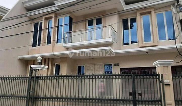 Rumah Bagus Brand New Furnished Taman Kedoya Baru, Jakarta Barat 1