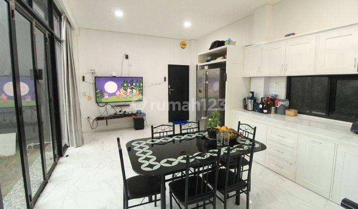 RUMAH DENGAN KONSEP MODERN MINIMALIS, DI JL PARANGTRITIS KM 7. 2