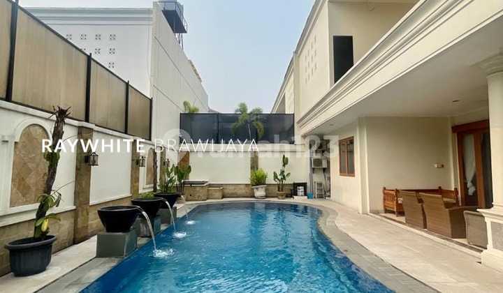 Rumah Mewah dalam Kompleks Tenang Area Kemang