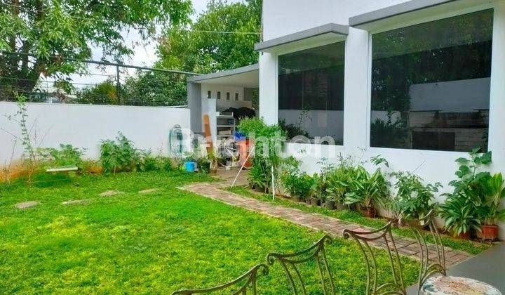 Rumah Cantik Dengan Private Pool Siap Huni di Kebon Jeruk Jakarta 1