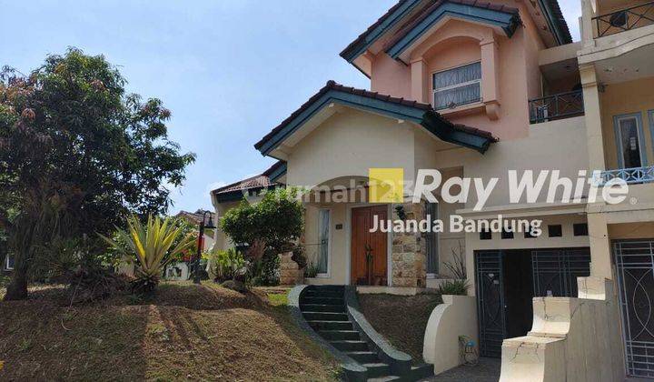 RUMAH CANTIK DAN STRATEGIS! Rumah 2 Lantai Alamanda Dago, Siap Huni! 1