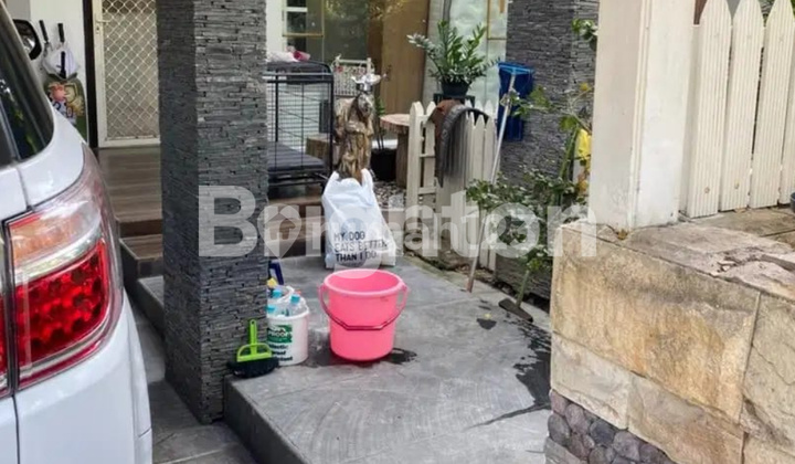 RUMAH DESAIN UNIK DI DIAN ISTANA