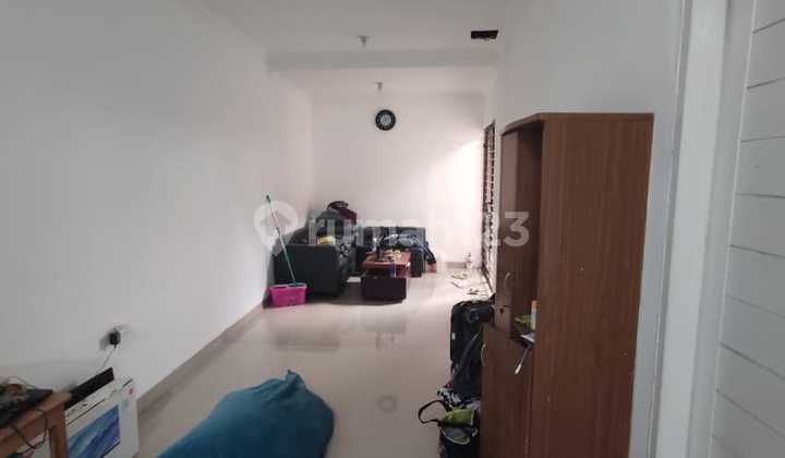 ruang tamu rumah siap huni lokasi strategis