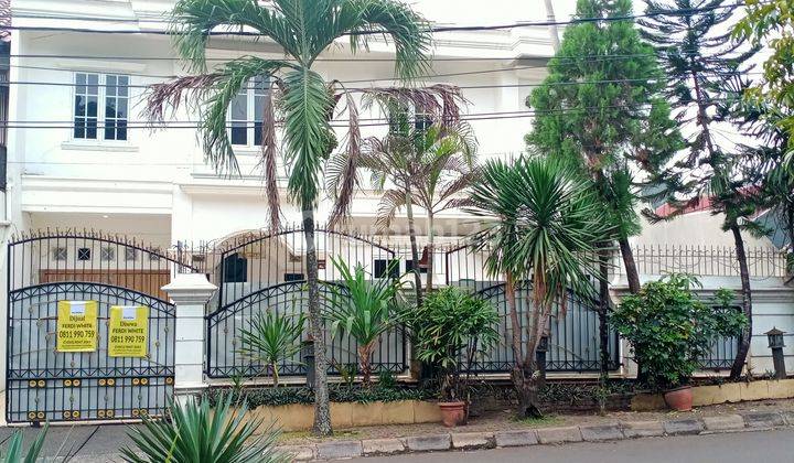 Rumah 3 lantai villa nusa indah 3 di jalan boulevard 1