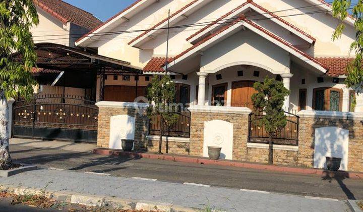 Rumah Luas & Kokoh di Tengah Kota Full Furnished 1