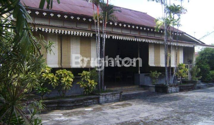 RUMAH CAGAR BUDAYA (TH 1889). ARSITEKTUR BANGUNAN BERGAYA JAWA BELANDA. PEMILIK PERTAMA SULTAN HB VII, DIWARISKAN PUTRANYA GP HADINEGORO 1