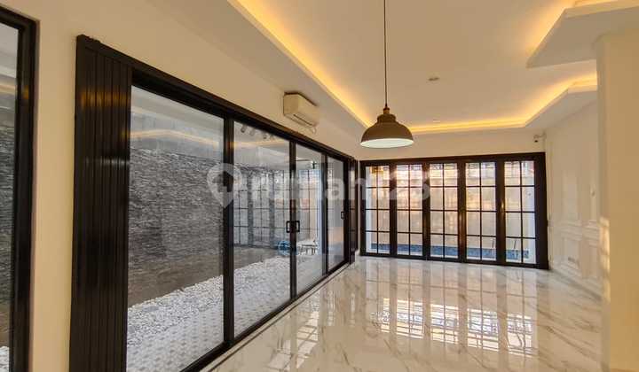 Rumah Mewah Dengan Swimming Pool Di Sektor 9 Bintaro 2