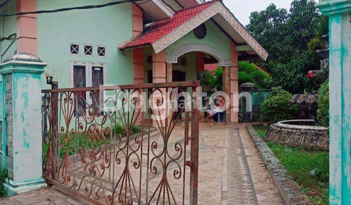 RUMAH TEMPAT TINGGAL DENGAN MEMELLKI TAMAN YANG TERTATA RAPI 1