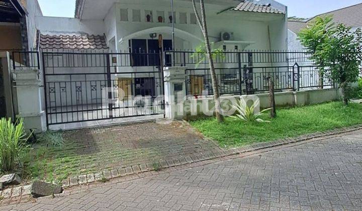 Rumah besar di jalan utama Araya Malang, ada halaman luas di bagian belakang. 1