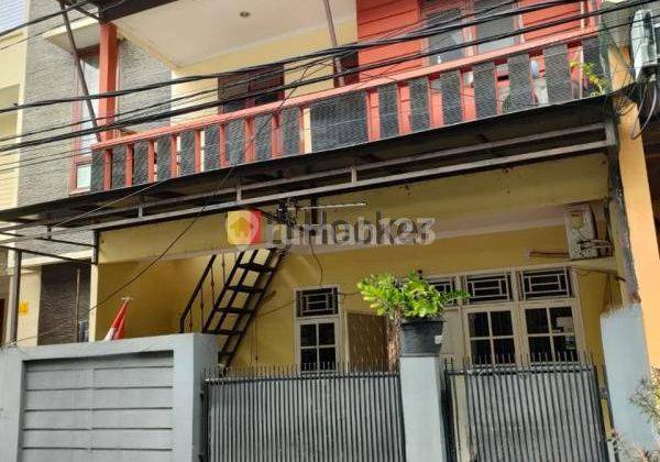 RUMAH 2 Lantai dengan banyak kamar cocok dijadikan kost'an dalam kompleks di Tomang 1