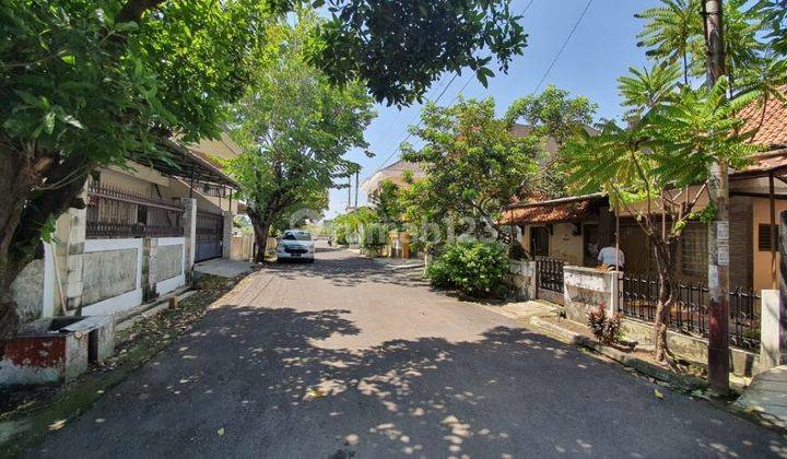 Rumah Tengah Kota Perlu Renovasi. Jalan Lebar . Lingkungan Tenang 2