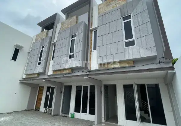 Villa Cantik 2,5 Lantai Siap Huni Daerah Pelita 1