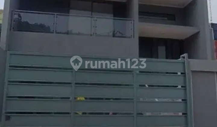 RUMAH MEWAH BANGUNAN BARU 3 LANTAI ADA KOLAM RENANG TAMAN SURYA 5