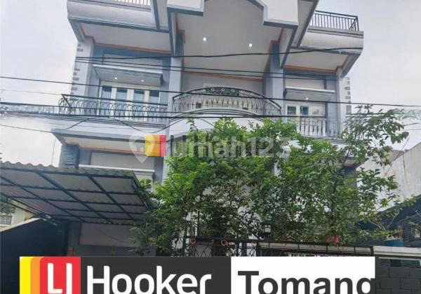 RUMAH 3 Lantai rapi dan terawat di Tomang Jakarta Barat 1