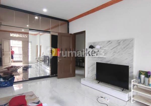 RUMAH 3 Lantai rapi dan terawat di Tomang Jakarta Barat 2