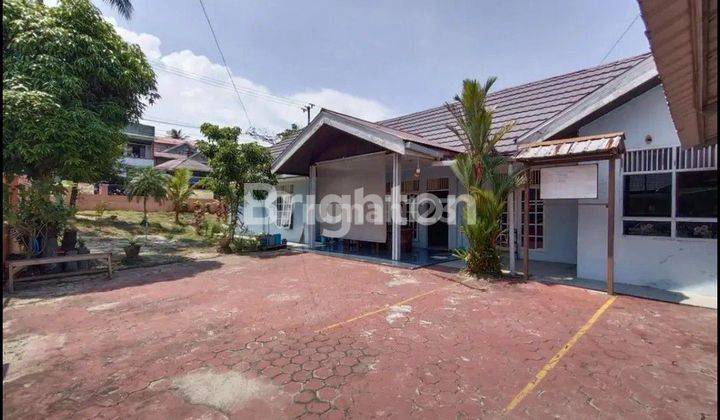 Rumah Besar Pinggir Jalan Besar 1