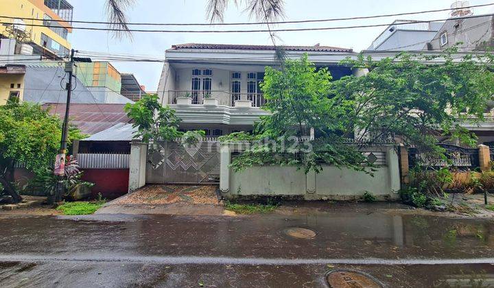 Rumah Strategis Area Pantai Losari Jalan Yosep Latumahina 1