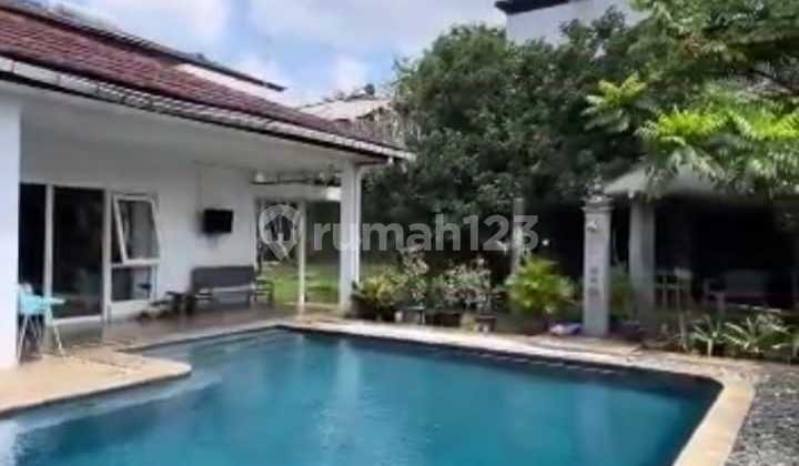 Rumah Cantik dengan Pool, halaman luas di Kemang, Jakarta Selatan